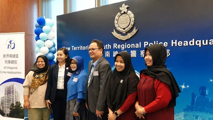 印尼駐香港總領事館經濟領事Mr. Slamet Nugroho(圖左四)與印傭合照。