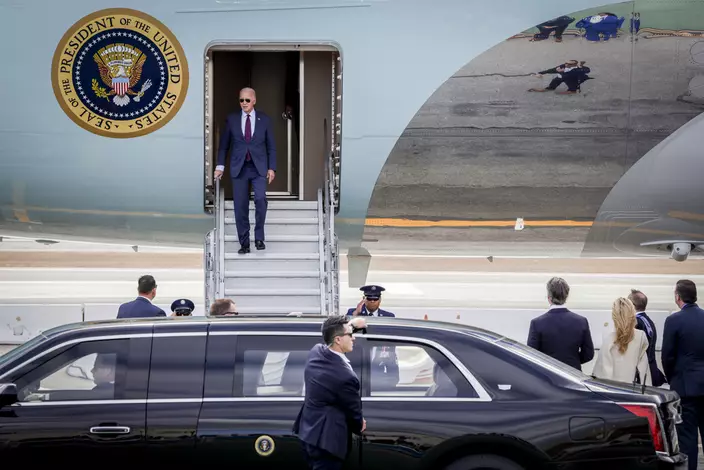 美國總統拜登飛抵三藩市，步出空軍一號專機。美聯社