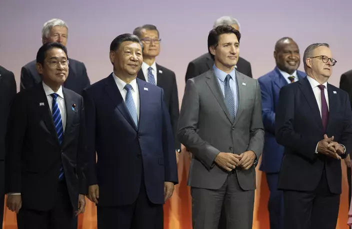 習近平在三藩市出席亞太經合組織領導人非正式會議，與各國領導人進行大合照時，日本首相岸田文雄站在他的右邊。AP圖片