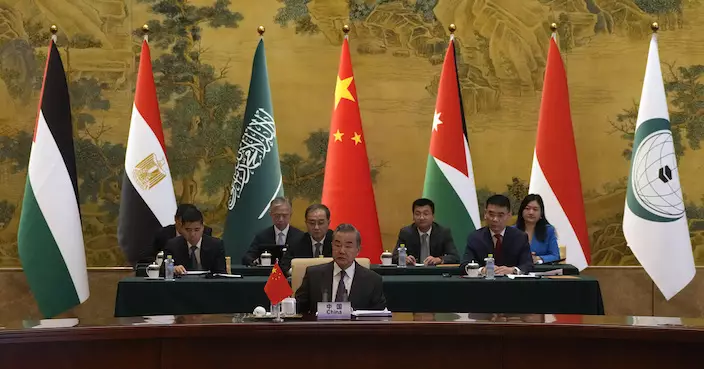 王毅向阿拉伯和伊斯蘭國家外長聯合代表團發表演講。 AP圖片
