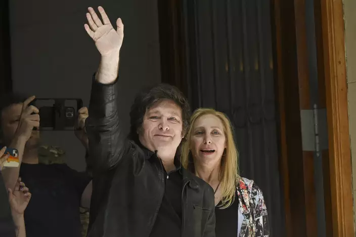 阿根廷總統選舉第二輪投票，由極右翼選舉聯盟候選人、國會眾議員米萊(左)勝出。(AP圖片)