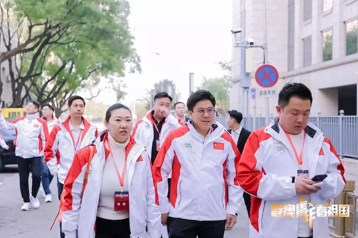 霍啟剛（右二）和副團長林琳（左）在北京考察。 林琳Facebook