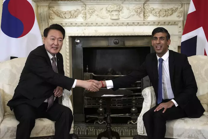 辛偉誠（右）與訪英的南韓總統尹錫悅（左）簽署《唐寧街協議》。AP資料圖片