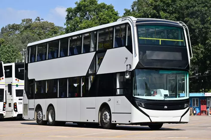 首架電動巴士已於上星期抵港，待進行一系列測試及完成相關審批後，料將於明年第一季投入服務。(港鐵圖片)
