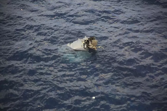 日本海上保安廳發現相信是魚鷹運輸機的殘骸。 AP圖片