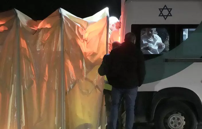 11月28日，再有以色列人質獲釋，圖為特拉維夫一間醫院外小巴運送獲釋人質。美聯社