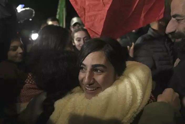 29日凌晨，獲釋的巴勒斯坦囚犯和親友擁抱。美聯社