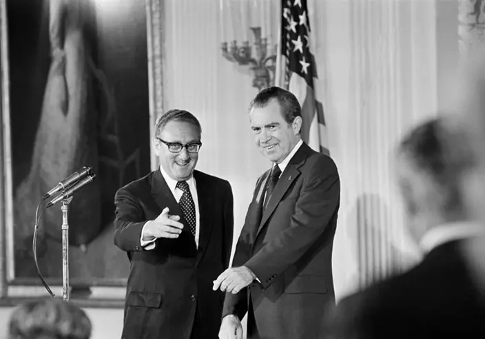 1973年9月22日，基辛格（左）在白宮東廳向聽眾做手勢，尼克松（右）在一旁觀看。AP資料圖片