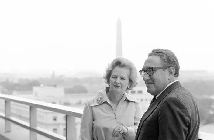 1975年9月18日，英國前首相戴卓爾夫人（左）與基辛格（右）在美國華盛頓州國務院的陽台上看國會大厦。AP資料圖片