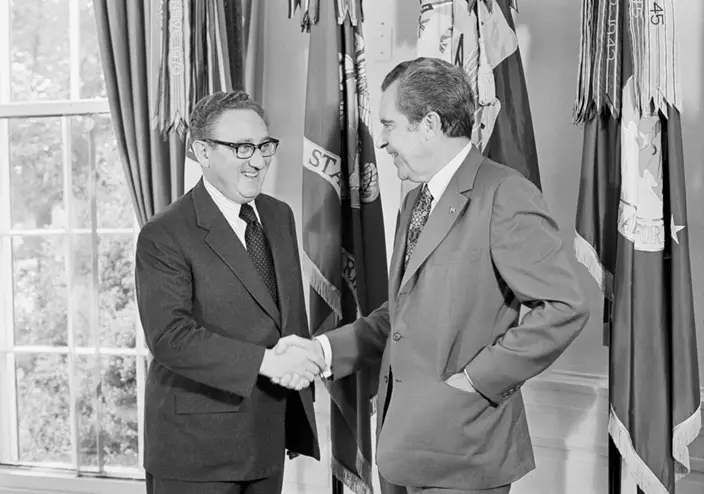 1973年10月16日，尼克松在基辛格獲得諾貝爾和平獎後，在華盛頓白宮橢圓形辦公室向基辛格表示祝賀。AP資料圖片