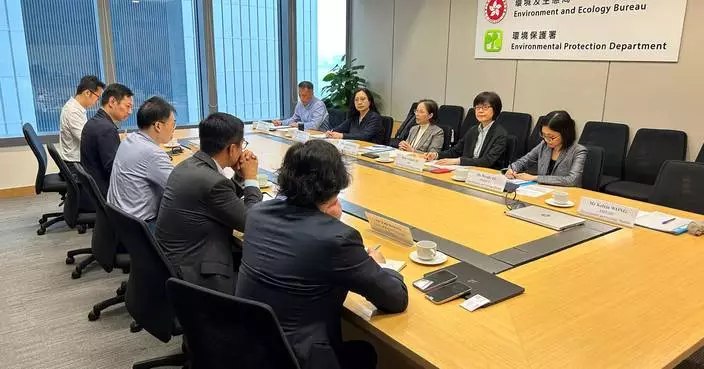 署理環境及生態局局長黃淑嫻(右中)今日(十一月十一日)就預防輸入蝨患與機場管理局、香港鐵路有限公司、酒店業界及旅遊事務署代表和相關政府部門召開會議,了解及協助業界繼續實行有效預防蝨患輸入的措施。 政府新聞處圖片