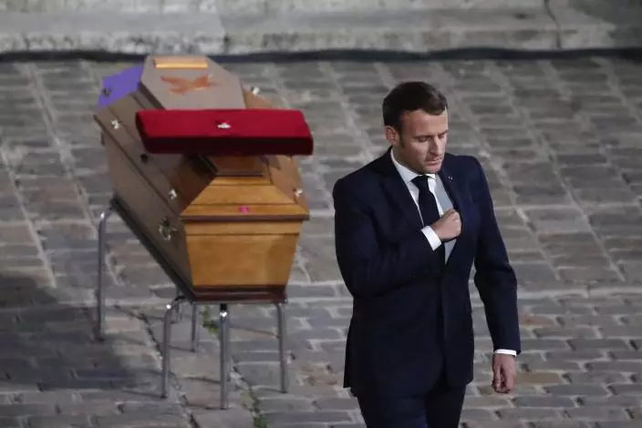 2020年巴黎國家紀念活動期間，法國總統馬克龍(Emmanuel Macron)向遇害教師的靈柩致以敬意後離開（AP圖片）