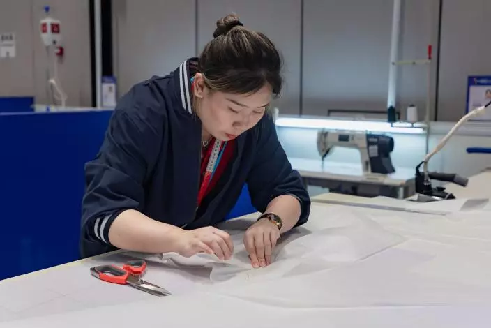 HKDI時裝設計高級文憑學生戴熙琳參與「時裝技術」項目的比賽獲得銅獎，她受母親和外婆薰陶，自小已耳濡目染觀察製衣過程，令她對服裝設計和裁製產生興趣。