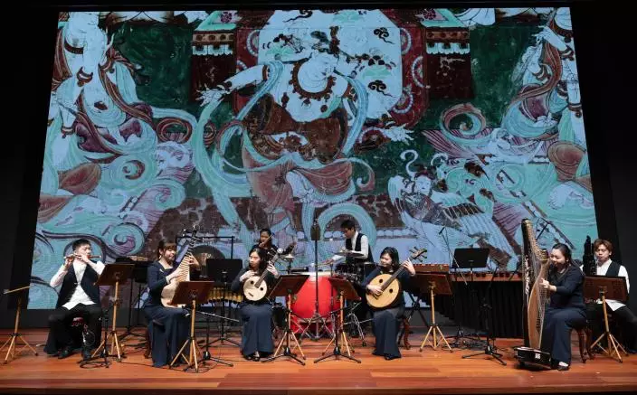 由香港天籟敦煌樂團呈獻的《凝視．靜聽：來自文物的聲音》音樂會擔綱「香港故宮演藝嘉年華」開幕演出。