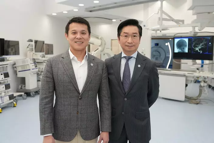MRC 創辦人中大上消化道及代謝外科教授趙偉仁(右)及中大機械與自動化工程學系教授歐國威(左)。