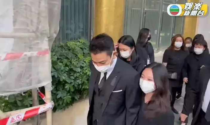 劉德華到保姆車旁拖着朱麗倩與女兒步入殯儀館（TVB截圖）
