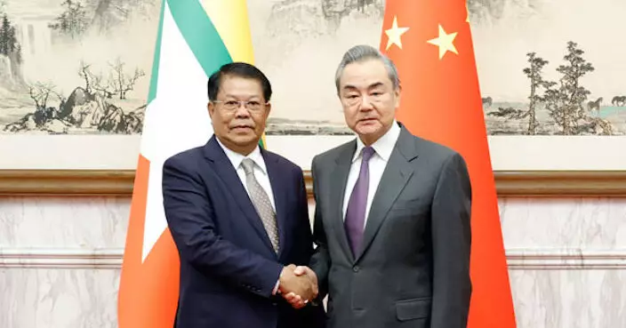 王毅（右）和丹穗（左）握手。 外交部圖片