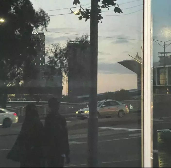 Christopher月前在社交平台分享澳洲行照片，已發現Mandy身影，貼出兩人的玻璃倒影自拍。