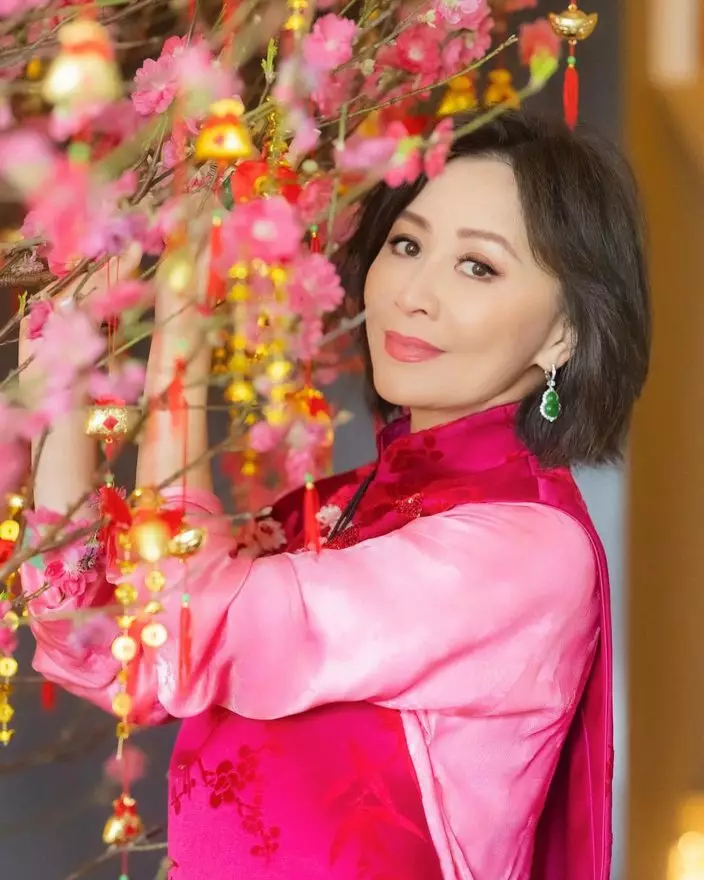 劉嘉玲年初一桃花樹下拍攝賀年靚相。