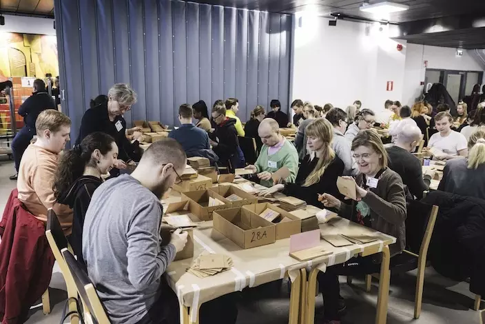 芬蘭總統選舉，工作人員忙於點算提前投票的選票。 AP圖片