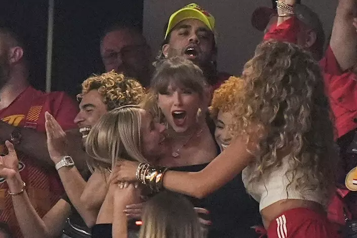 Taylor Swift 與眾名星朋友一同慶祝堪薩斯酋長勝出超級碗。 AP圖片