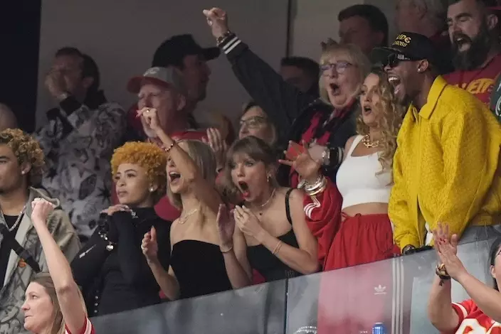 Taylor Swift（中）看得非常興奮。 AP圖片
