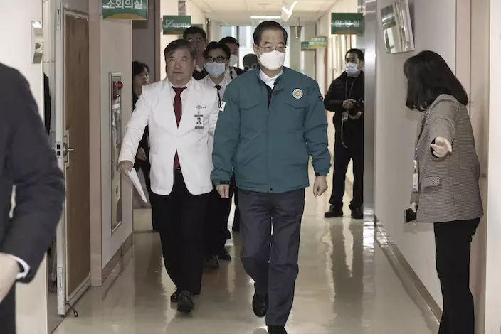 南韓總理韓悳洙到警察醫院視察。 AP圖片