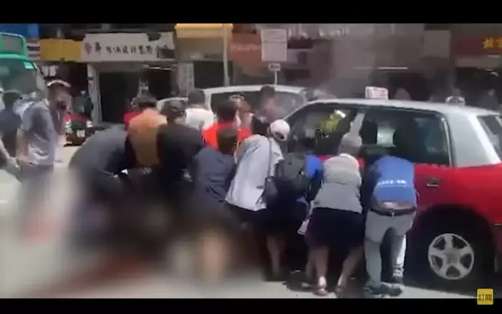 車禍後市民合力抬起的士救人。 Youtube 車CAM特警截圖