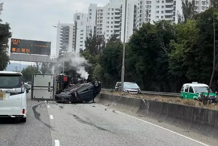 一車翻側，另一車四輪朝天。香港突發事故報料區 FB