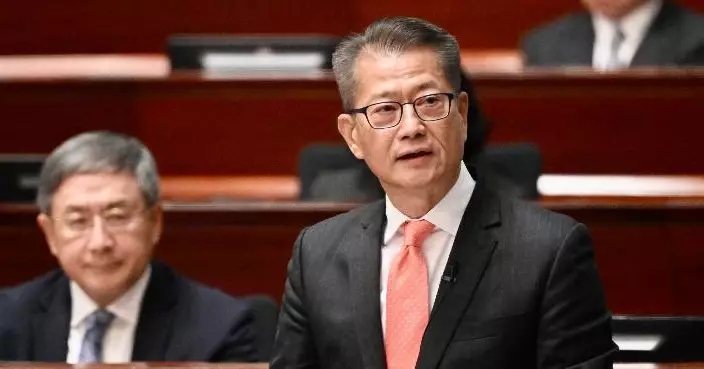 財政司司長陳茂波宣讀新一份財政預算案。 (政府新聞處圖片)
