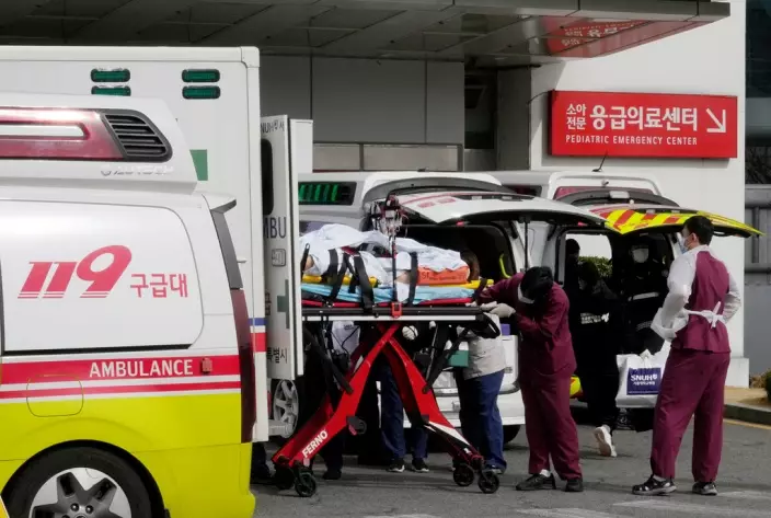 南韓政府呼籲，辭職醫生如能在今日之前返回工作崗位，政府將不會追究責任。AP圖片