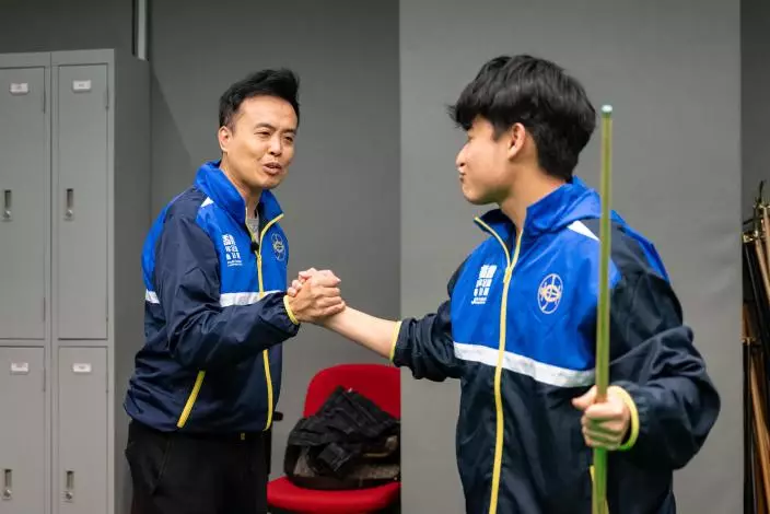 香港桌球手傅家俊（左邊）分享後，特別跟青少年領袖切磋球技，大家都十分雀躍。