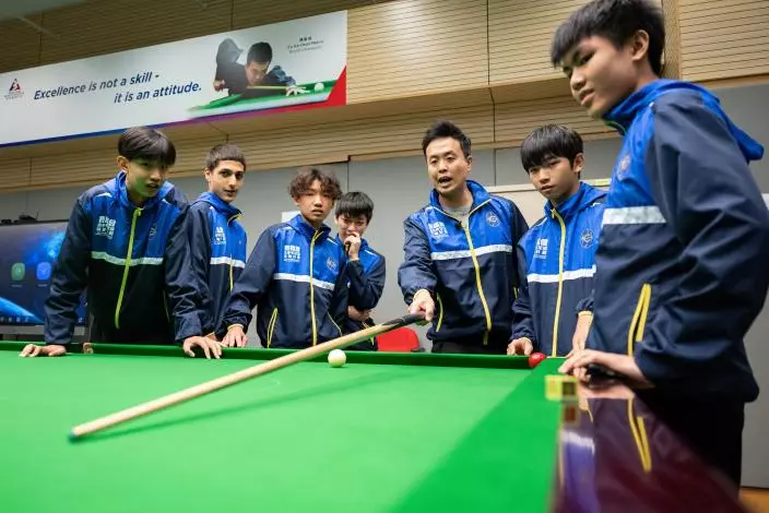 「賽馬會青少年足球領袖計劃」，今日（2月24日）舉行星級導師工作坊，邀得香港桌球手傅家俊（右三）與五十多位青少年領袖進行分享，更親身落場指導他們打桌球。