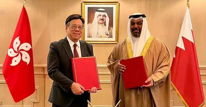 丘應樺（左）與Shaikh Salman bin Khalifa Al Khalifa（右）在簽署儀式後合照。 政府新聞處圖片