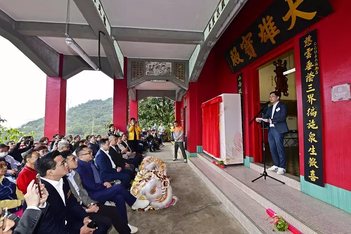黃大仙民政事務專員胡鉅華太平紳士致辭。