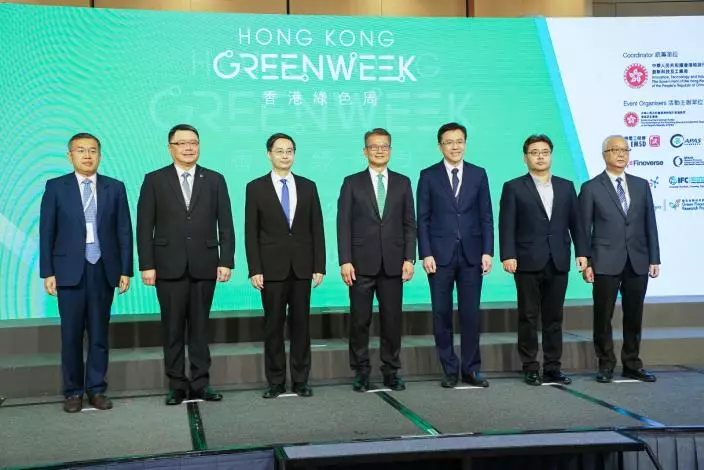 首屆「香港綠色周」於2月26日在香港會議展覽中心啟動，匯集國內外50間綠色科技相關企業，及綠色科技和金融專家學者。