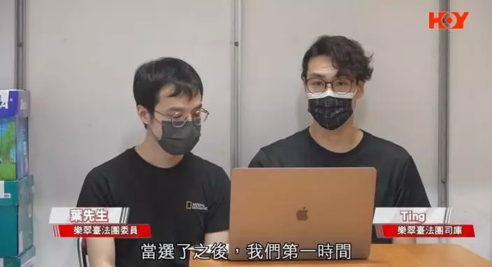 現任法團在4月確認成功在土地註冊處註冊後,第一時間以管委會委員身份,公開打開八個授權票箱。(《一線搜查》影片截圖)