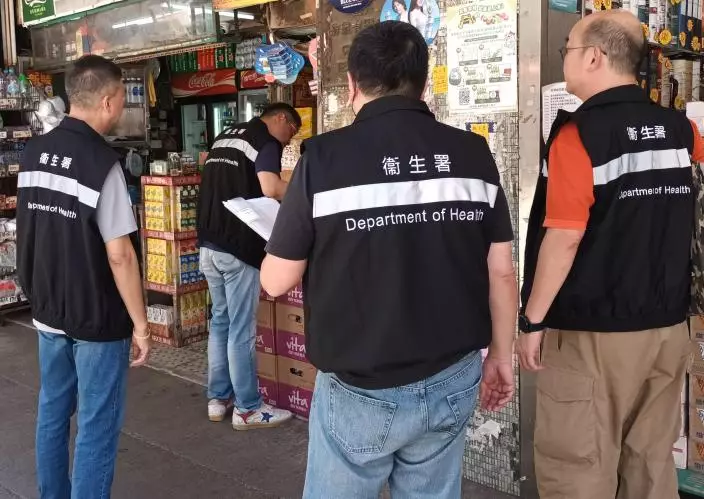 控煙酒辦人員在店鋪進行執法工作。政府新聞處圖片