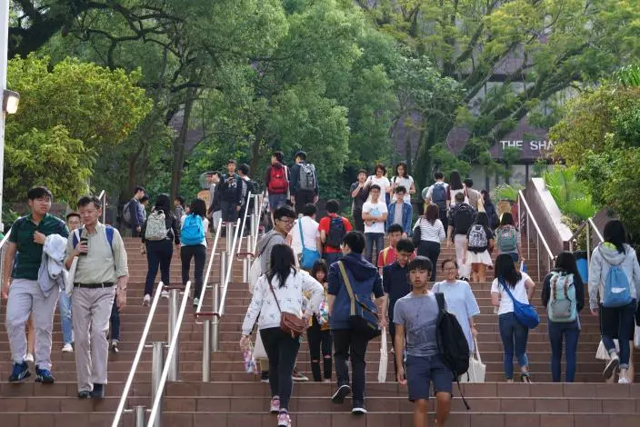 房委會由下期居屋單位的40歲以下白表青年家庭及一人申請者分派多一個抽籤號碼。