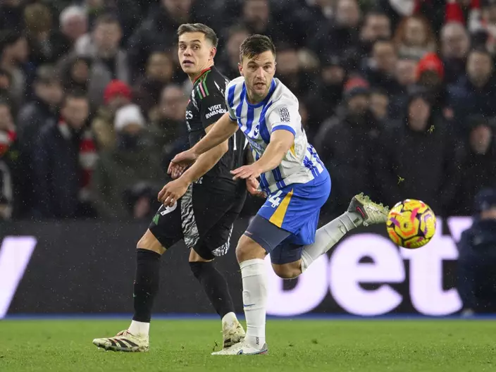 阿仙奴作客被白禮頓迫和1:1。AP圖片