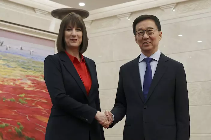李韻晴(左)和國家副主席韓正(右)握手。AP圖片