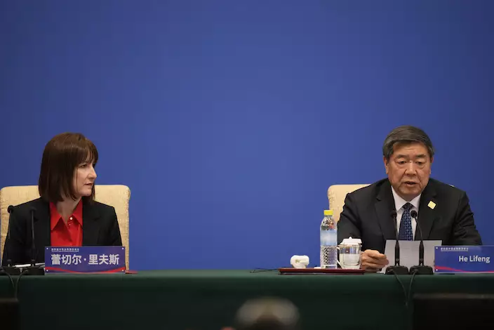 李韻晴(左)和何立峰(右)一同主持中英經濟財金對話。AP圖片