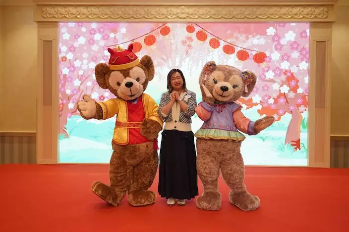 黎珮珊與迪士尼角色合照。迪士尼圖片