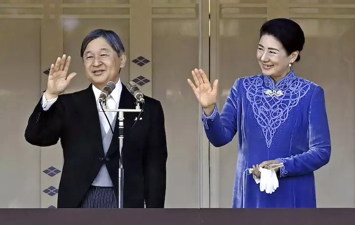 明仁天皇(左)和皇后雅子(右)向民眾揮手。AP圖片