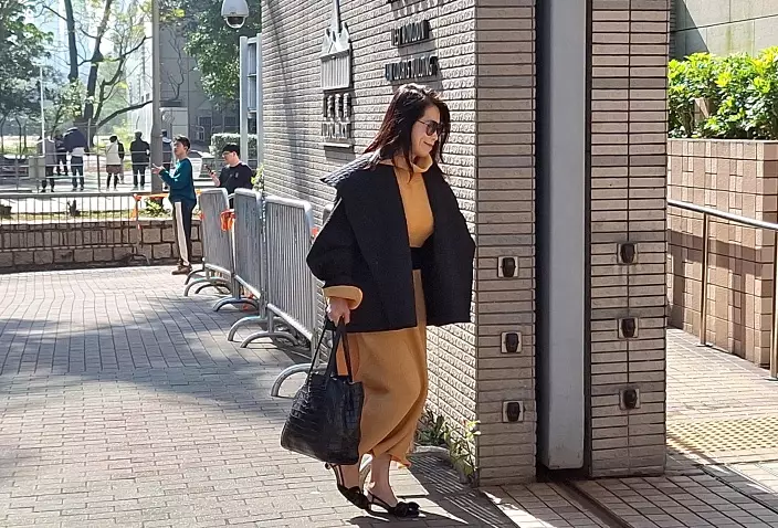 黎妻續到庭旁聽。(巴士的報記者攝)
