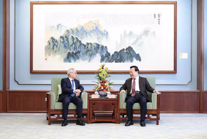 夏寶龍(右)會見澳門行政長官岑浩輝(左)。港澳辦圖片