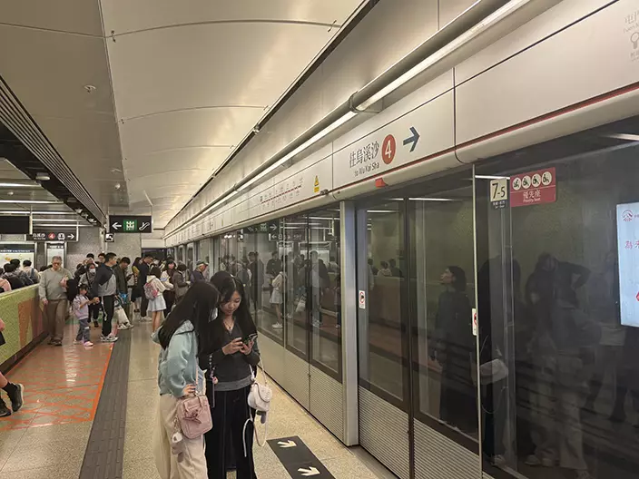 港鐵表示港鐵列車及輕鐵將逐步加密班次，以應付增加的乘客量。資料圖片