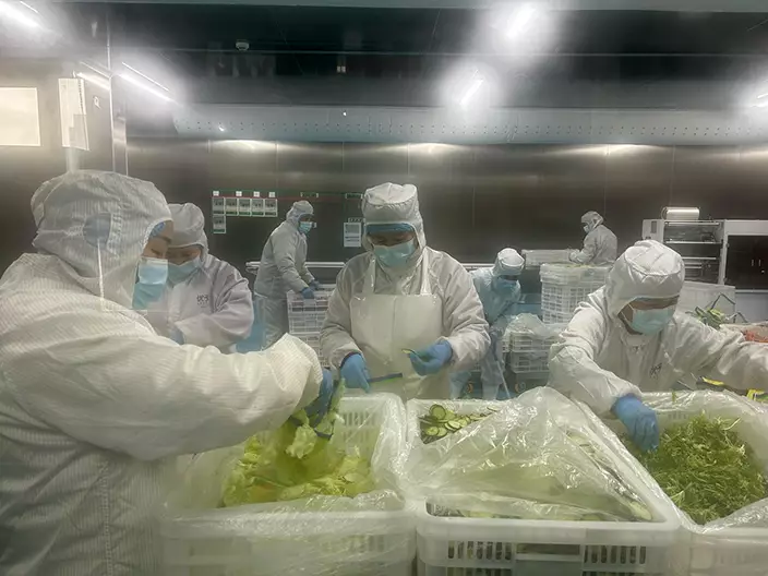 優予食品沙律製造工場。巴士的報記者攝