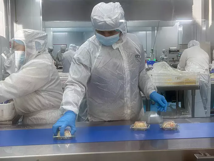 優予食品大灣區沙律自動化生產線。巴士的報記者攝