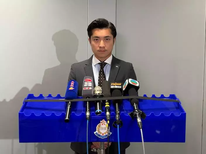 警方毒品調查科行動組高級督察何灝庭簡報案情。
